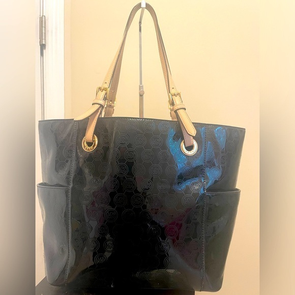 Michael Kors Signature Circle MK Logo Jet Set in Black Patent Leather - Picture 1 of 9